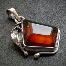 Lade das Bild in den Galerie-Viewer, Vintage Anhänger Bernstein Sterling Silber 925 floral Handarbeit
