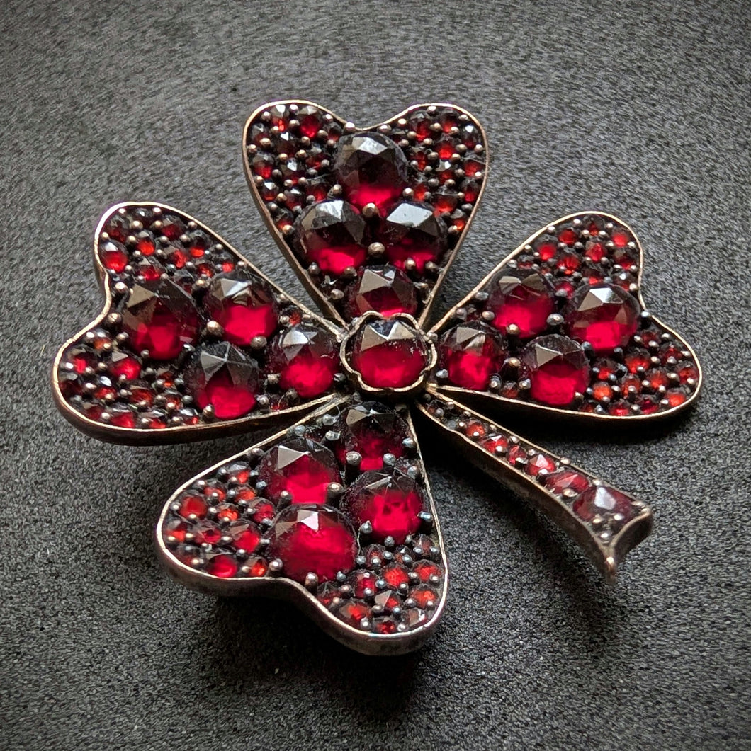 Antike Glück Brosche Kleeblatt vierblättrig Granat Tombak alt antik c. 1900 S