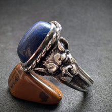 Lade das Bild in den Galerie-Viewer, Neorenaissance Ring Silber Hunde Kopf Mythologie Lapislazuli antik 1900 RG 66 S
