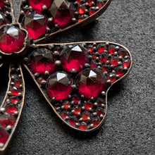 Lade das Bild in den Galerie-Viewer, Antike Glück Brosche Kleeblatt vierblättrig Granat Tombak alt antik c. 1900 S
