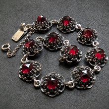 Lade das Bild in den Galerie-Viewer, Vintage Granat Armband 835 Silber Tracht rot alt
