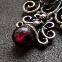 Lade das Bild in den Galerie-Viewer, Vintage Anhänger Brosche 835 Silber Granat Tracht Silberschmiedearbeit alt S
