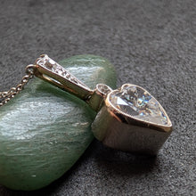 Lade das Bild in den Galerie-Viewer, Art Deco Herz Collier 18k 750 Gold Platin Diamant Kette alt c. 1920 S

