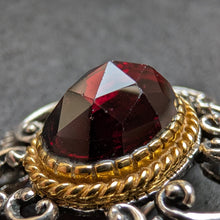 Lade das Bild in den Galerie-Viewer, Vintage Brosche 835 Silber Granat rot Tracht Silberschmiedearbeit alt S

