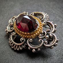 Lade das Bild in den Galerie-Viewer, Vintage Brosche 835 Silber Granat rot Tracht Silberschmiedearbeit alt S
