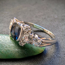 Lade das Bild in den Galerie-Viewer, Art Deco Ring 750 Gold Wien blauer Saphir 1 Ct Diamanten 0,80 Ct RG 52/53 S
