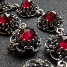 Lade das Bild in den Galerie-Viewer, Vintage Granat Armband 835 Silber Tracht rot alt
