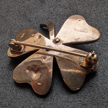 Lade das Bild in den Galerie-Viewer, Antike Glück Brosche Kleeblatt vierblättrig Granat Tombak alt antik c. 1900 S
