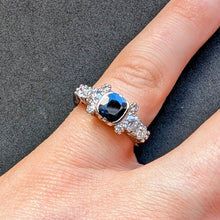 Lade das Bild in den Galerie-Viewer, Art Deco Ring 750 Gold Wien blauer Saphir 1 Ct Diamanten 0,80 Ct RG 52/53 S
