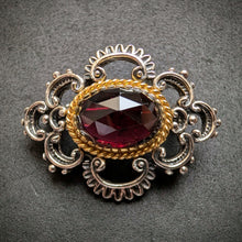 Lade das Bild in den Galerie-Viewer, Vintage Brosche 835 Silber Granat rot Tracht Silberschmiedearbeit alt S
