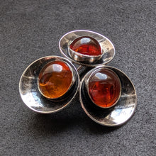 Lade das Bild in den Galerie-Viewer, Vintage Brosche NE From Denmark 925 Silber Bernstein Silberschmiedearbeit alt S
