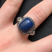 Lade das Bild in den Galerie-Viewer, Neorenaissance Ring Silber Hunde Kopf Mythologie Lapislazuli antik 1900 RG 66 S
