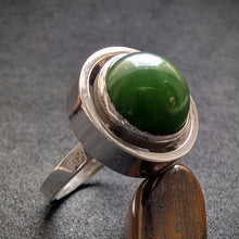 Lade das Bild in den Galerie-Viewer, Vintage Ring 835 Silber Nephrit Jade Midcentury alt RG 55/56
