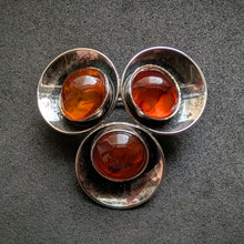 Lade das Bild in den Galerie-Viewer, Vintage Brosche NE From Denmark 925 Silber Bernstein Silberschmiedearbeit alt S
