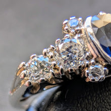 Lade das Bild in den Galerie-Viewer, Art Deco Ring 750 Gold Wien blauer Saphir 1 Ct Diamanten 0,80 Ct RG 52/53 S
