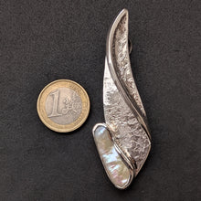 Lade das Bild in den Galerie-Viewer, Moderner Designer Anhänger Sterling Silber 925 Perlmutt Silberschmiedearbeit
