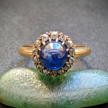 Load image into Gallery viewer, Target Ring 18k 750 Gold blauer Saphir Cabochon Diamant alt c. 1900 RG 55 S
