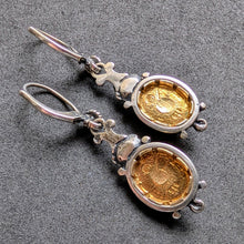Lade das Bild in den Galerie-Viewer, Vintage Tracht Ohrringe 835 Silber teilvergoldet Granat alt S
