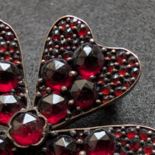 Lade das Bild in den Galerie-Viewer, Antike Glück Brosche Kleeblatt vierblättrig Granat Tombak alt antik c. 1900 S
