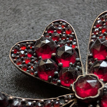 Lade das Bild in den Galerie-Viewer, Antike Glück Brosche Kleeblatt vierblättrig Granat Tombak alt antik c. 1900 S
