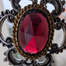 Lade das Bild in den Galerie-Viewer, Vintage Brosche 835 Silber Granat rot Tracht Silberschmiedearbeit alt S
