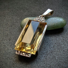 Lade das Bild in den Galerie-Viewer, Art Deco Anhänger 935 Silber Citrin Markasit alt antik c. 1920
