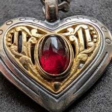 Lade das Bild in den Galerie-Viewer, Vintage Tracht Herz Ohrringe 835 Silber vergoldet Granat Silberschmiedearbeit S
