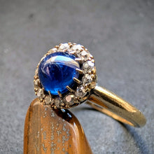 Load image into Gallery viewer, Target Ring 18k 750 Gold blauer Saphir Cabochon Diamant alt c. 1900 RG 55 S
