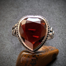 Lade das Bild in den Galerie-Viewer, Vintage Tracht Ring Herz Granat 835 Silber Silberschmiedearbeit alt RG 53 S
