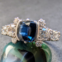 Lade das Bild in den Galerie-Viewer, Art Deco Ring 750 Gold Wien blauer Saphir 1 Ct Diamanten 0,80 Ct RG 52/53 S
