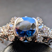 Lade das Bild in den Galerie-Viewer, Art Deco Ring 750 Gold Wien blauer Saphir 1 Ct Diamanten 0,80 Ct RG 52/53 S
