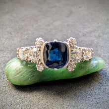 Lade das Bild in den Galerie-Viewer, Art Deco Ring 750 Gold Wien blauer Saphir 1 Ct Diamanten 0,80 Ct RG 52/53 S
