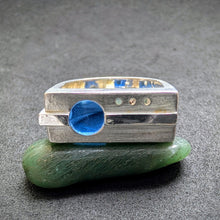 Load image into Gallery viewer, Designer Ring Moser &amp; Pfeil Pforzheim 925 Silber blauer Saphir modern RG 56 S
