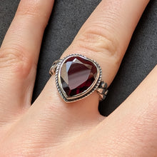 Lade das Bild in den Galerie-Viewer, Vintage Tracht Ring Herz Granat 835 Silber Silberschmiedearbeit alt RG 53 S
