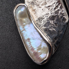 Lade das Bild in den Galerie-Viewer, Moderner Designer Anhänger Sterling Silber 925 Perlmutt Silberschmiedearbeit

