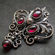 Lade das Bild in den Galerie-Viewer, Vintage Anhänger Brosche 835 Silber Granat Tracht Silberschmiedearbeit alt S
