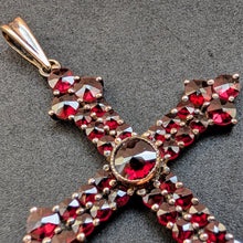 Load image into Gallery viewer, Kreuz Anhänger Silber vergoldet Granat alte Silberschmiedearbeit Tracht S
