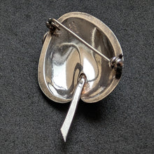 Lade das Bild in den Galerie-Viewer, Vintage Emaille Blatt Brosche Volmer Bahner Denmark VB Sterling Silber 925 alt S

