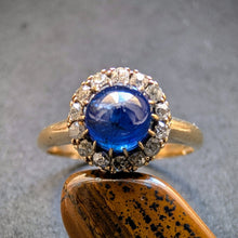 Load image into Gallery viewer, Target Ring 18k 750 Gold blauer Saphir Cabochon Diamant alt c. 1900 RG 55 S
