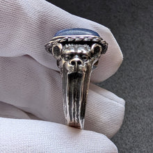 Lade das Bild in den Galerie-Viewer, Neorenaissance Ring Silber Hunde Kopf Mythologie Lapislazuli antik 1900 RG 66 S
