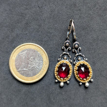 Lade das Bild in den Galerie-Viewer, Vintage Tracht Ohrringe 835 Silber teilvergoldet Granat alt S

