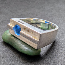 Load image into Gallery viewer, Designer Ring Moser &amp; Pfeil Pforzheim 925 Silber blauer Saphir modern RG 56 S
