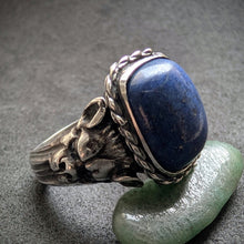 Lade das Bild in den Galerie-Viewer, Neorenaissance Ring Silber Hunde Kopf Mythologie Lapislazuli antik 1900 RG 66 S

