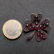 Lade das Bild in den Galerie-Viewer, Antike Glück Brosche Kleeblatt vierblättrig Granat Tombak alt antik c. 1900 S
