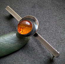 Lade das Bild in den Galerie-Viewer, Vintage Brosche NE From Denmark 925 Silber Bernstein Silberschmiedearbeit alt S
