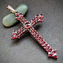 Load image into Gallery viewer, Kreuz Anhänger Silber vergoldet Granat alte Silberschmiedearbeit Tracht S
