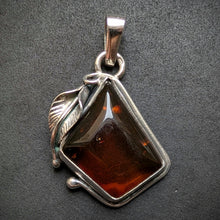 Lade das Bild in den Galerie-Viewer, Vintage Anhänger Bernstein Sterling Silber 925 floral Handarbeit
