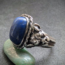 Lade das Bild in den Galerie-Viewer, Neorenaissance Ring Silber Hunde Kopf Mythologie Lapislazuli antik 1900 RG 66 S
