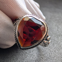 Lade das Bild in den Galerie-Viewer, Vintage Tracht Ring Herz Granat 835 Silber Silberschmiedearbeit alt RG 53 S
