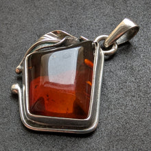 Lade das Bild in den Galerie-Viewer, Vintage Anhänger Bernstein Sterling Silber 925 floral Handarbeit
